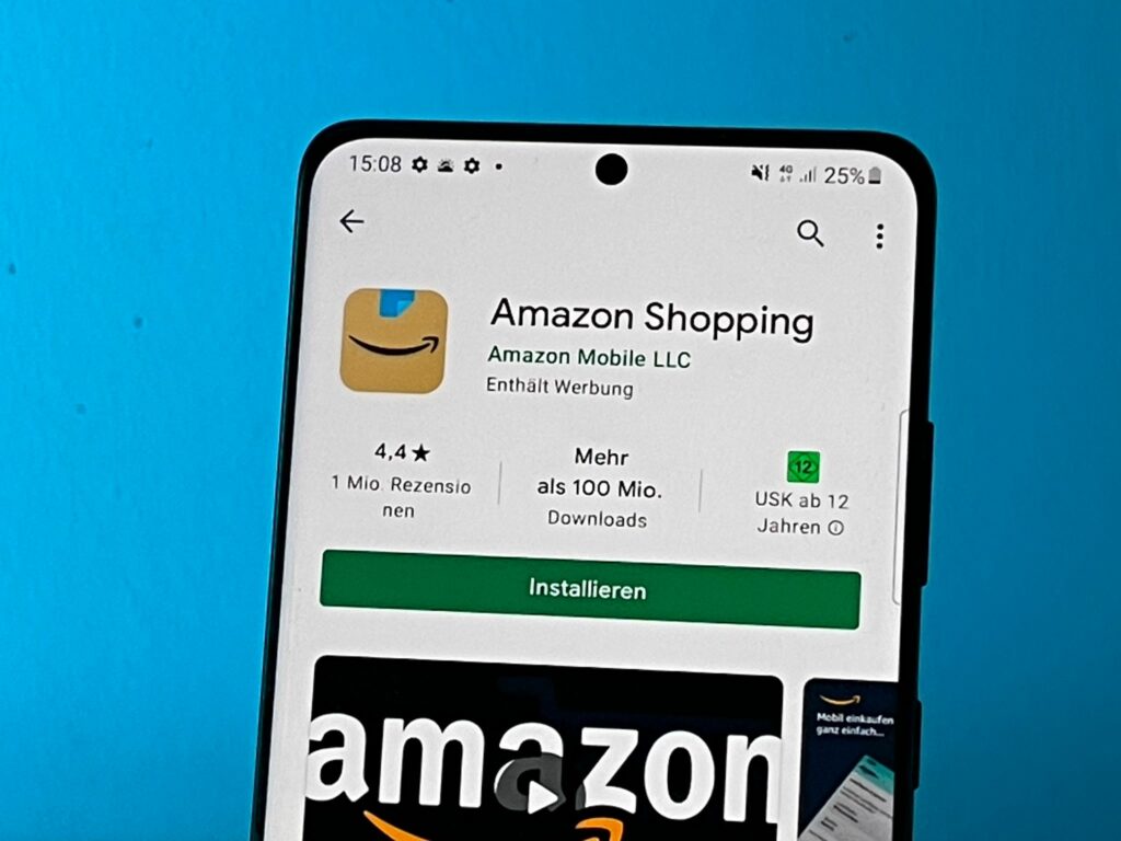 Amazon ändert App-Logo nach Hitler-Schnauzbart-Vergleich Amazon ändert App-Logo nach Hitler-Schnauzbart-Vergleich