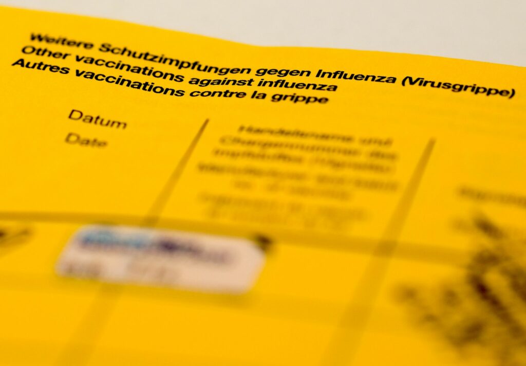 Experten raten zur Vorsicht bei Impfpass-Fotos im Netz