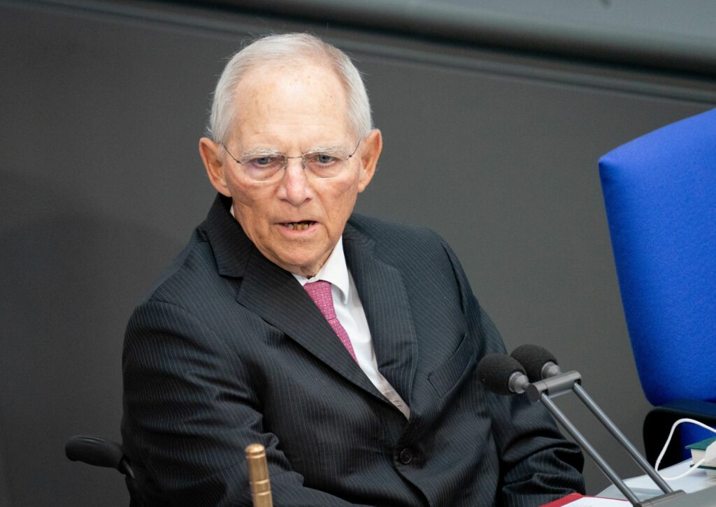 Digitalisierung: Schäuble warnt vor Gefahren für Demokratie
