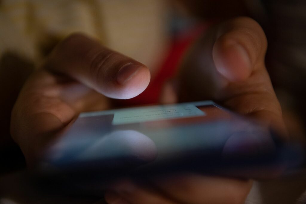 Fast jeder zweite Internetnutzer sieht Falschinfos zu Corona