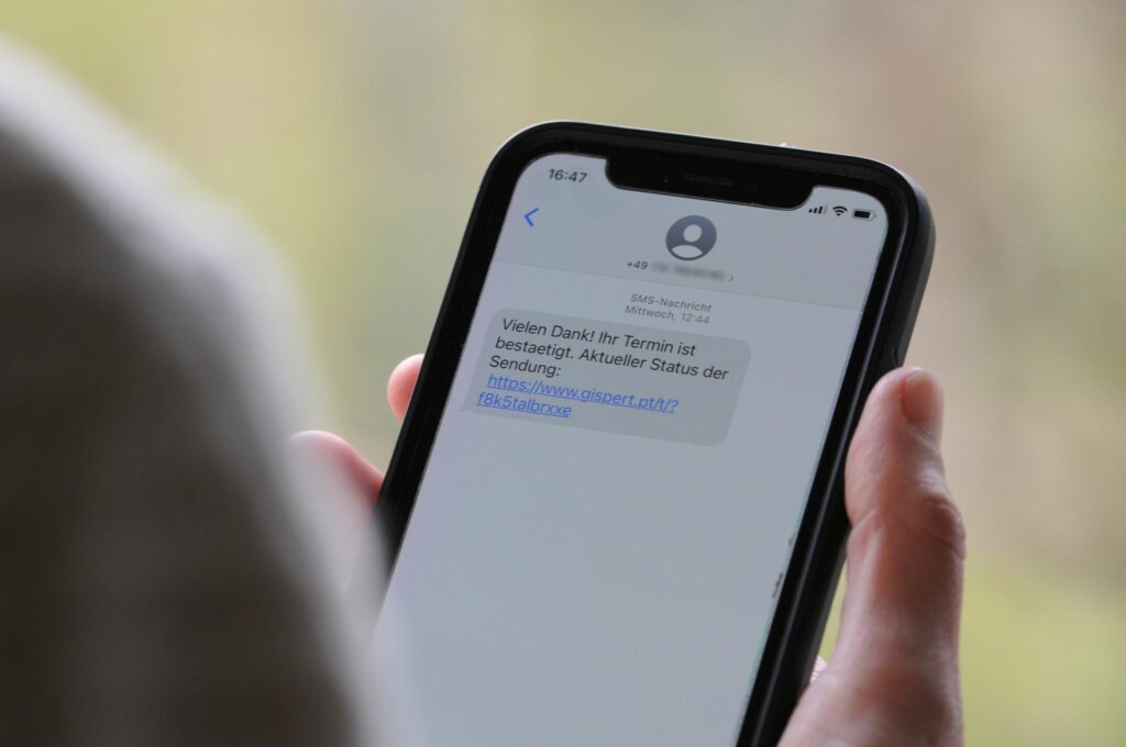 «Smishing»-Masche: Weiter massenhaft Betrugs-SMS auf Handys «Smishing»-Masche: Weiter massenhaft Betrugs-SMS auf Handys