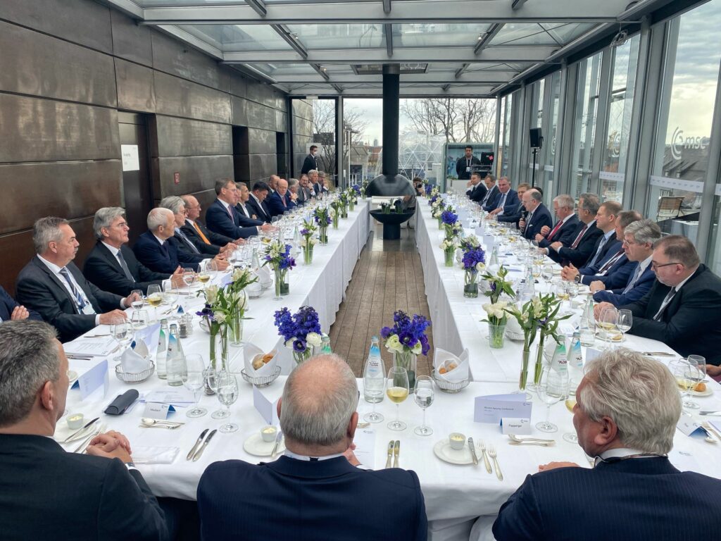 Männer beim Business-Lunch und Aufregung im Netz