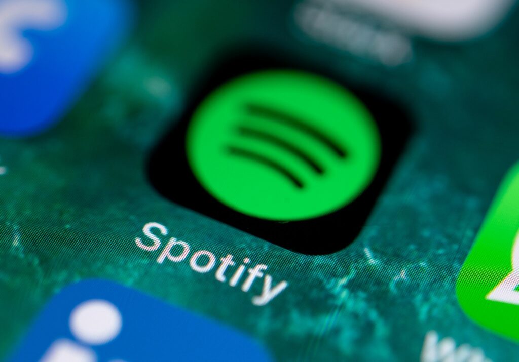 Spotify wächst trotz Kontroverse um Podcast-Plattform Spotify wächst trotz Kontroverse um Podcast-Plattform