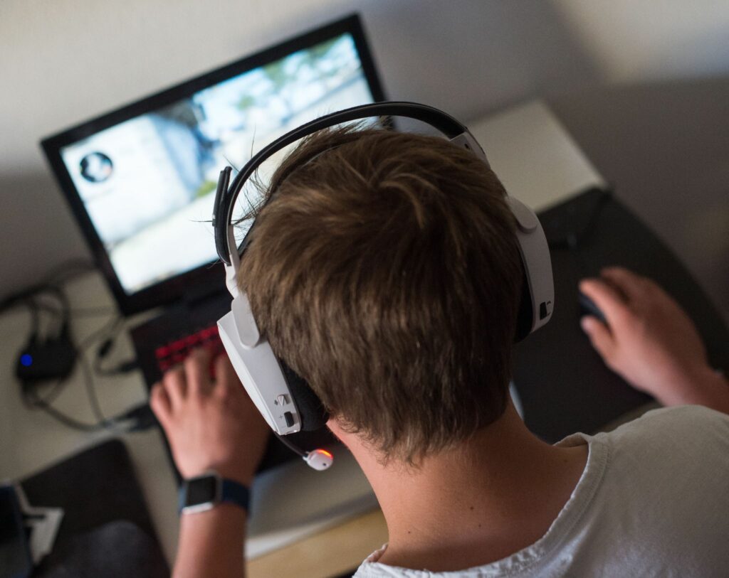 Jugendliche etwas weniger online – aber mehr als vor Corona Jugendliche etwas weniger online – aber mehr als vor Corona
