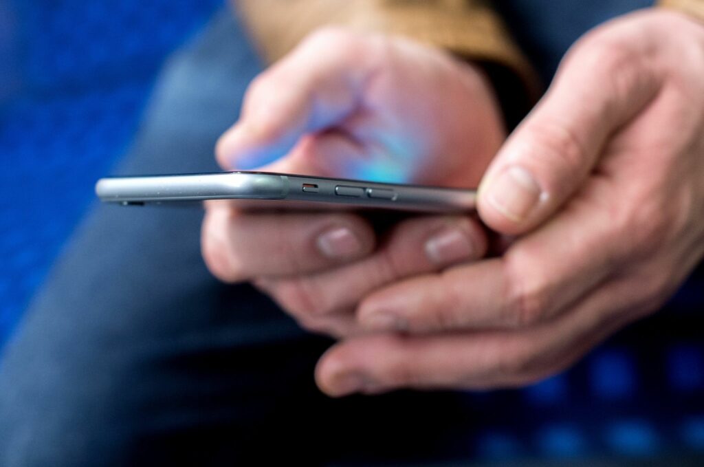 Extra-Handyfrequenz an Bahnstrecken: Kritik an Behörde Extra-Handyfrequenz an Bahnstrecken: Kritik an Behörde