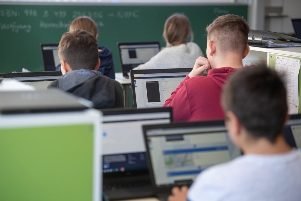 Umfrage: Schüler nervt schlechtes WLAN mehr als Lehrermangel Umfrage: Schüler nervt schlechtes WLAN mehr als Lehrermangel